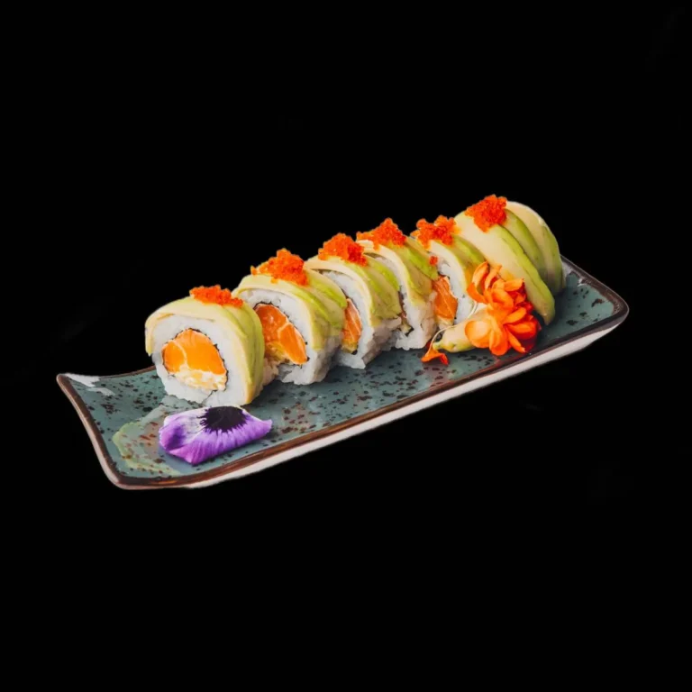 fusion-uramaki-opalany-losos-awokado_hanashi
