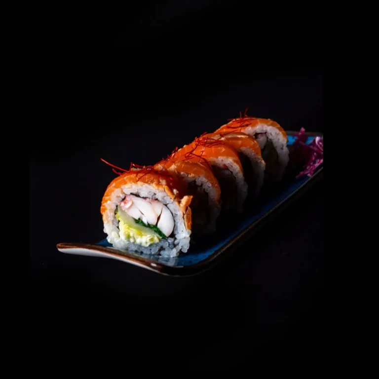 fusion-uramaki-osmiornica-owiniety-marynowanym-lososiem_hanashi