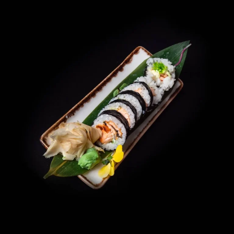 futomaki-losos-z-pieczona-skorka-majonez-ogorek_hanashi