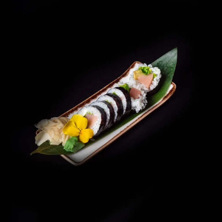 futomaki-miecznik-lagodny-serek-awokado-kanpyo-limonka_hanashi
