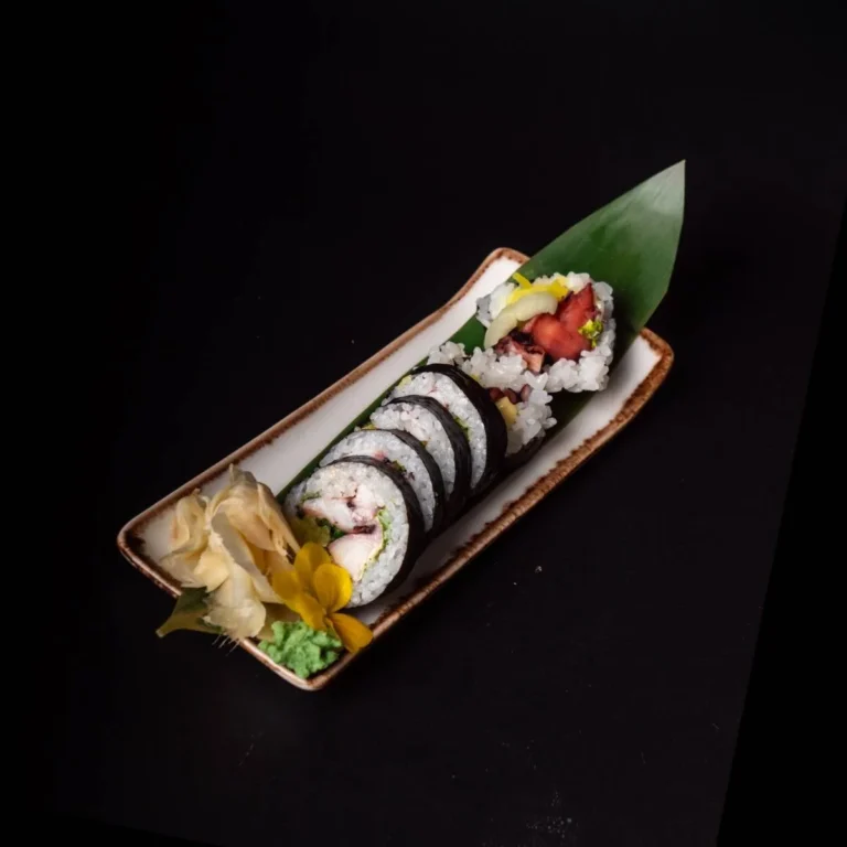 futomaki-osmiornica-gotowana-ostra-majonez-wasabi-por-oshinko_hanashi