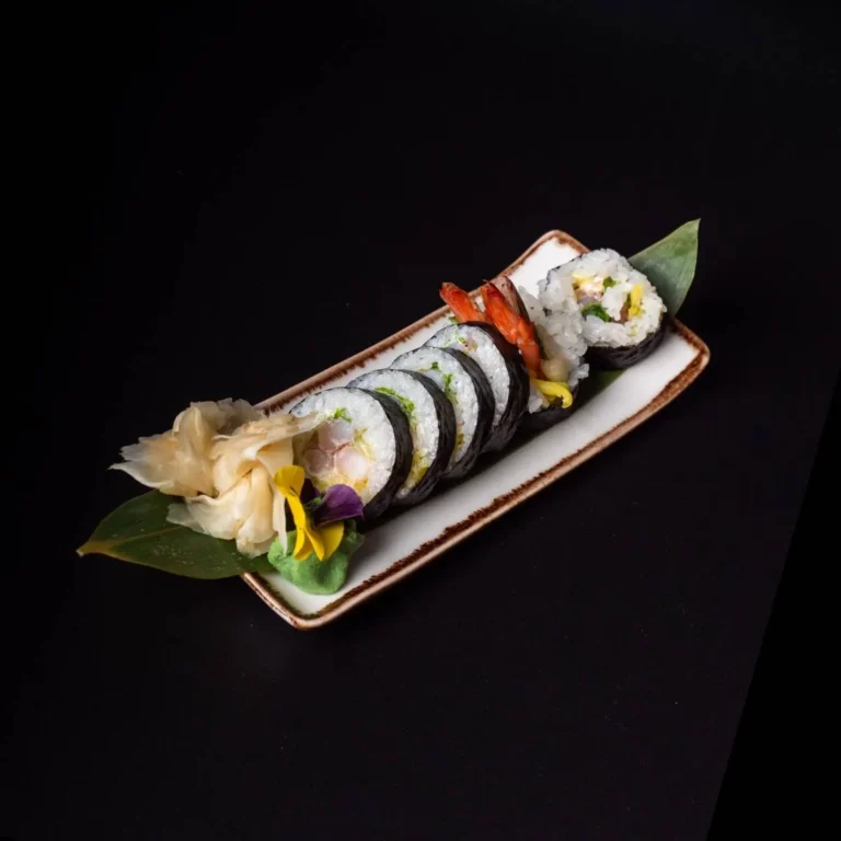 futomaki-smazona-krewetka-czerwona-sriracha-oshinko-por-pakchoi-czosnek_hanashi